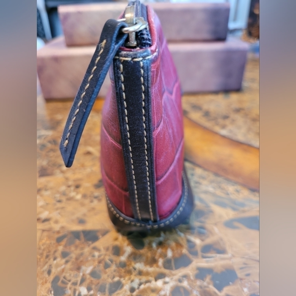 Dooney &Bourke red croc embossed leather pouchette - Picture 3 of 6